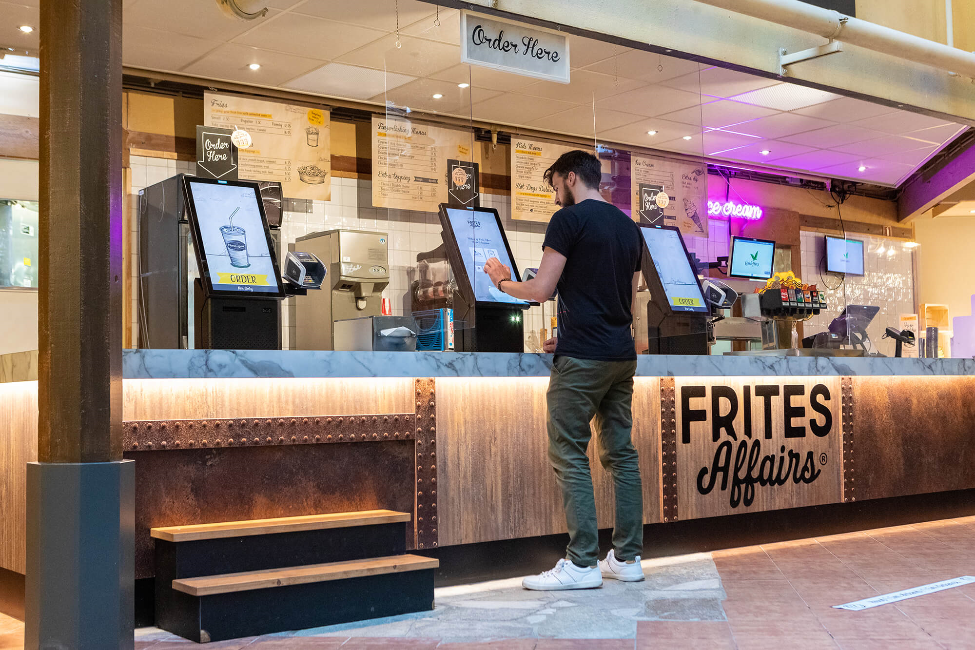 Der Kunde bestellt am Bestellterminal bei der Imbiss